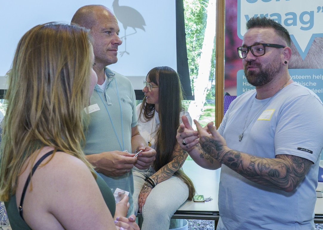 Ervaringsdeskundige Brian Eernisse in gesprek met deelnemers. Foto Peter Dullaart