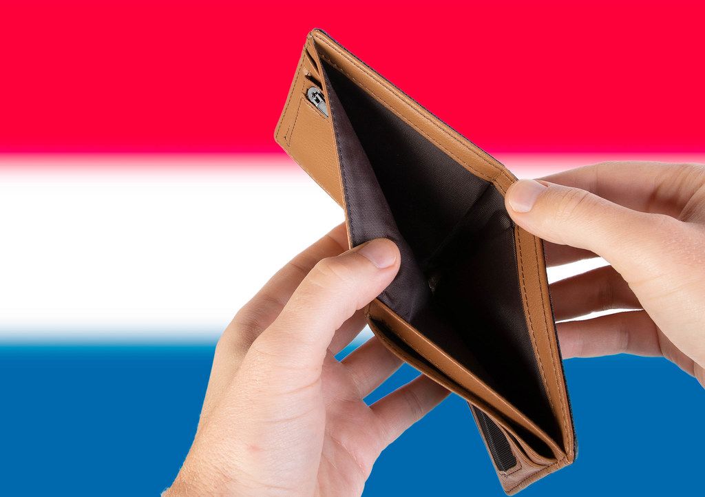 Foto: Lege leren portemonnee met vlag van Mali. Recessie en financiële crisis zullen gepaard gaan met meer schulden en federaal begrotingstekort door Marco Verch onder Creative Commons 2.0